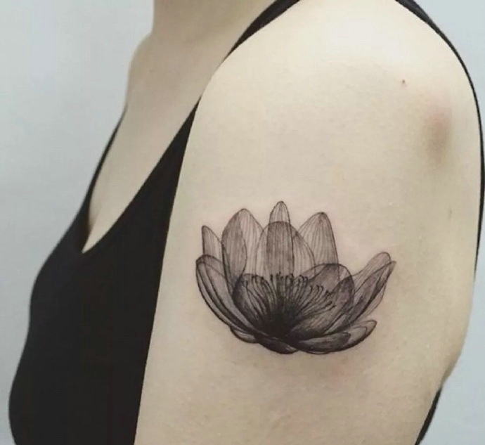 一组水墨风格的唯美花朵纹身图案