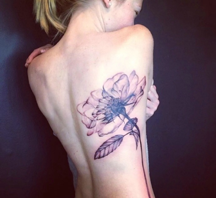 一组水墨风格的唯美花朵纹身图案