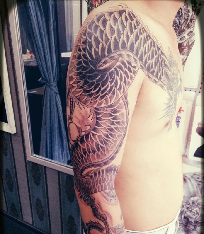 经典霸气的过肩邪龙纹身图案