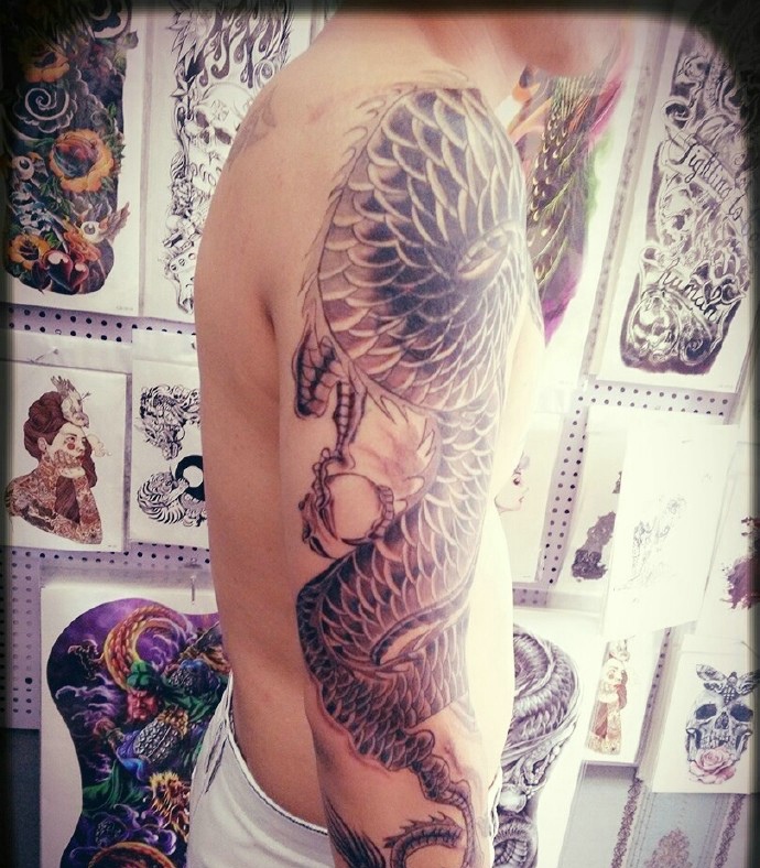 经典霸气的过肩邪龙纹身图案