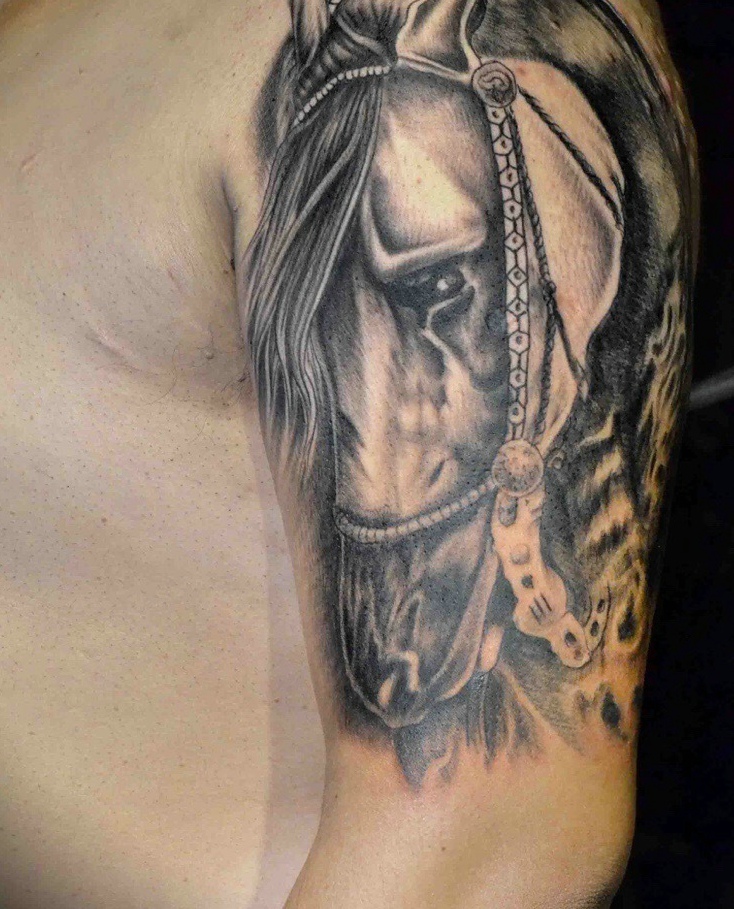 一匹沉默不开心的骏马大臂纹身刺青