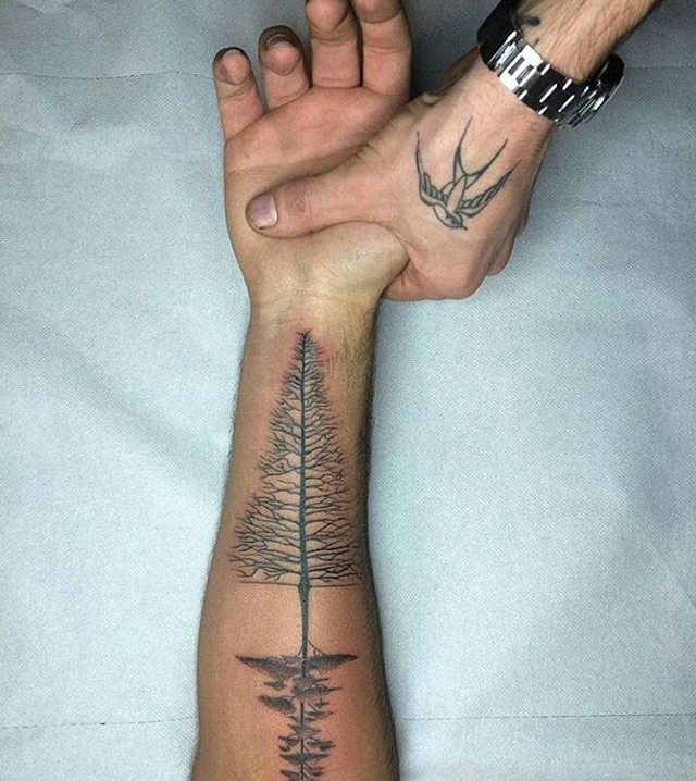 手腕一颗松鼠纹身图案个性无比