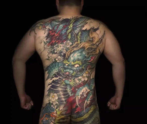 满背精彩十足的彩色大邪龙纹身图案