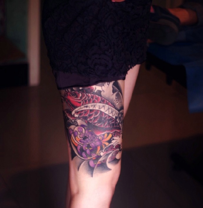 包腿部彩色鲤鱼纹身图案显年轻