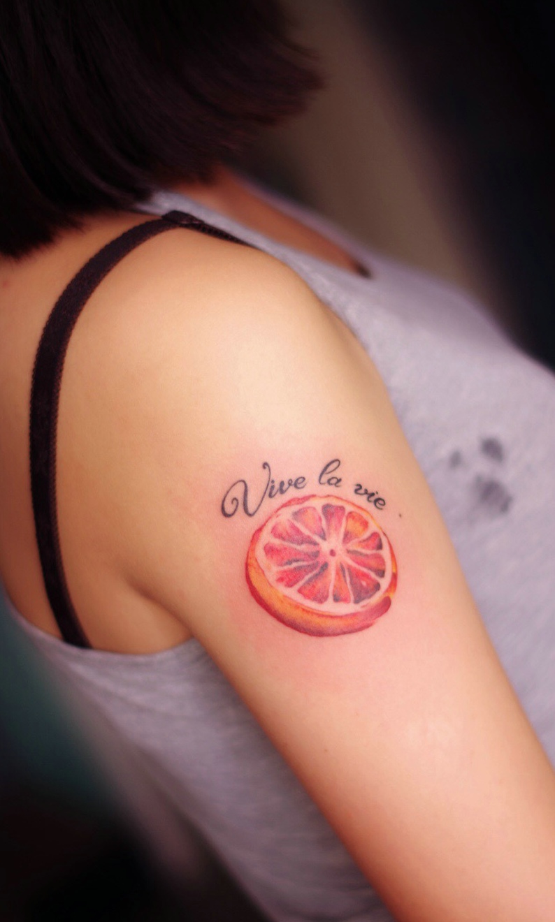 适合吃货的一款手臂水果纹身图案