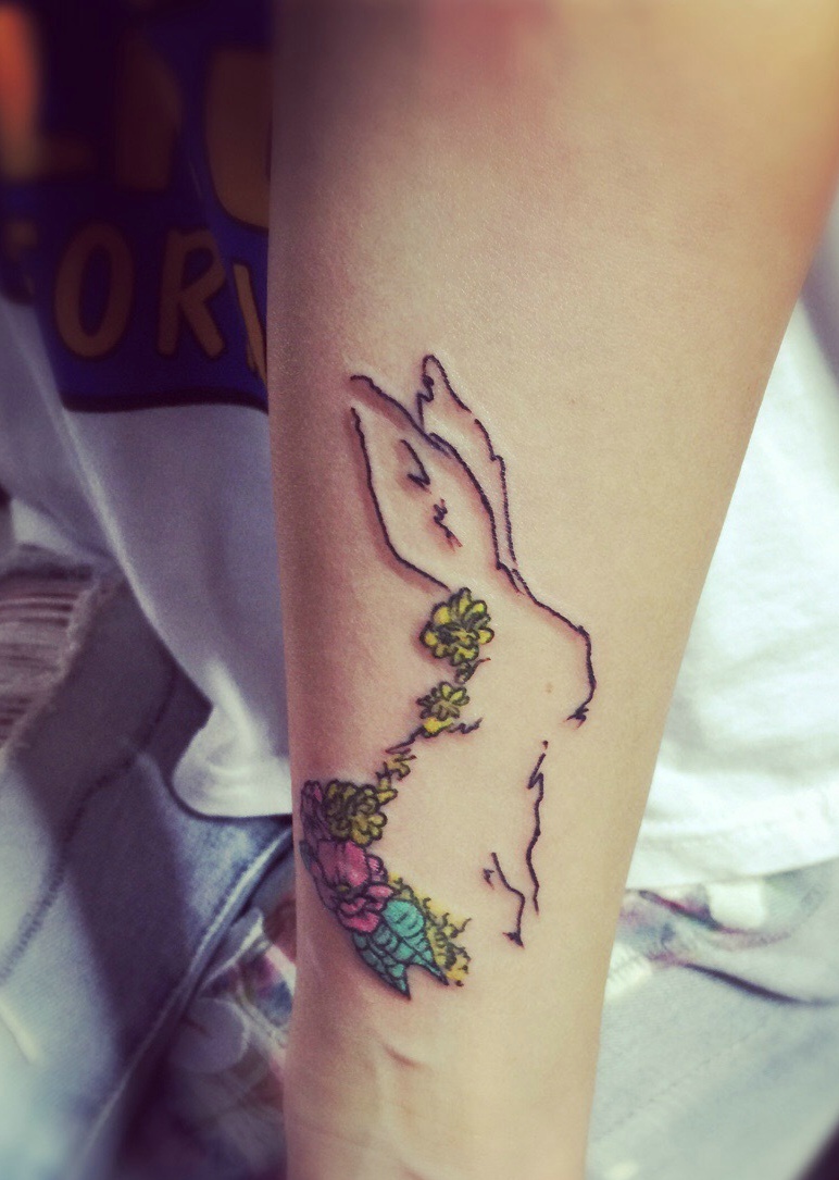 可爱萌萌的腿部小白兔纹身图案