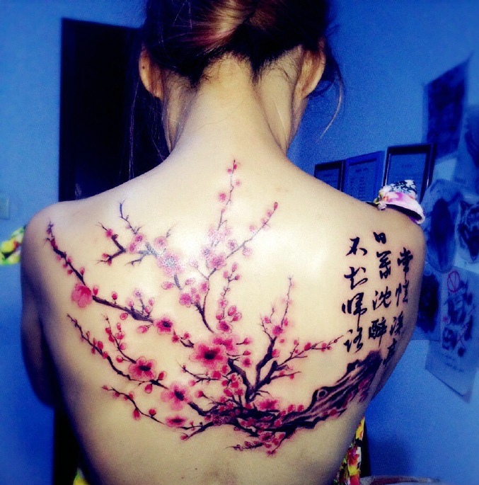 盘发美女后背梅花鹿纹身图案很性感