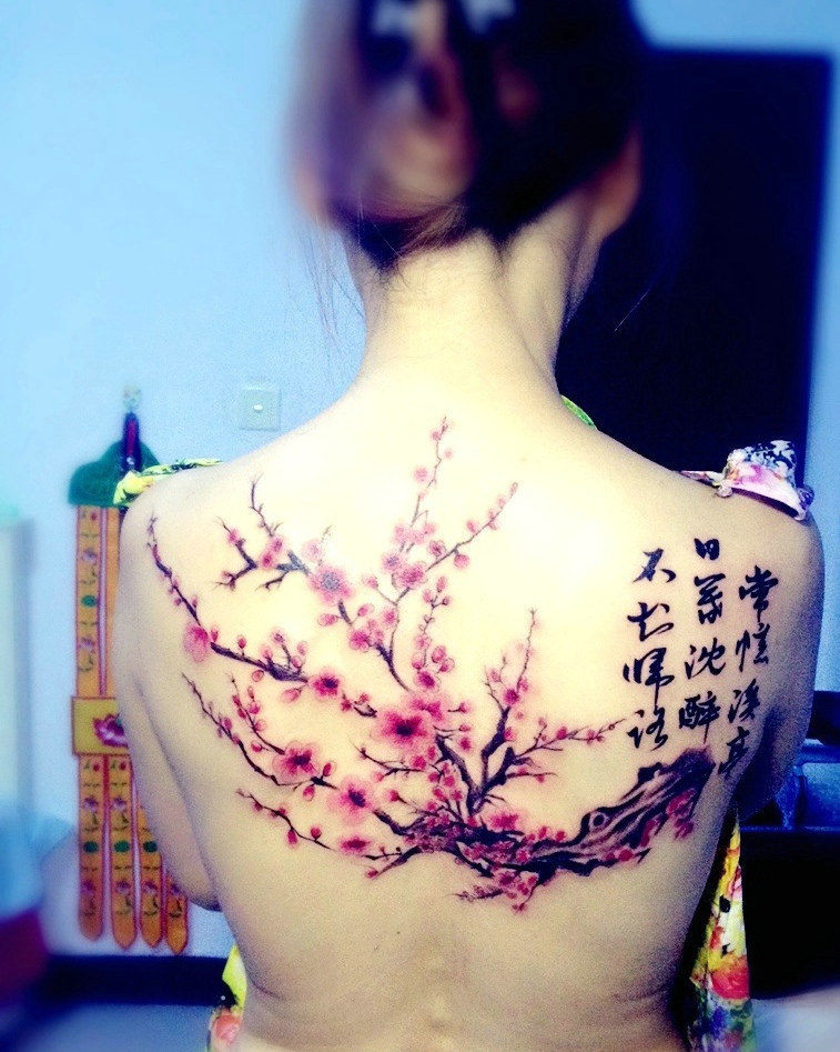 盘发美女后背梅花鹿纹身图案很性感