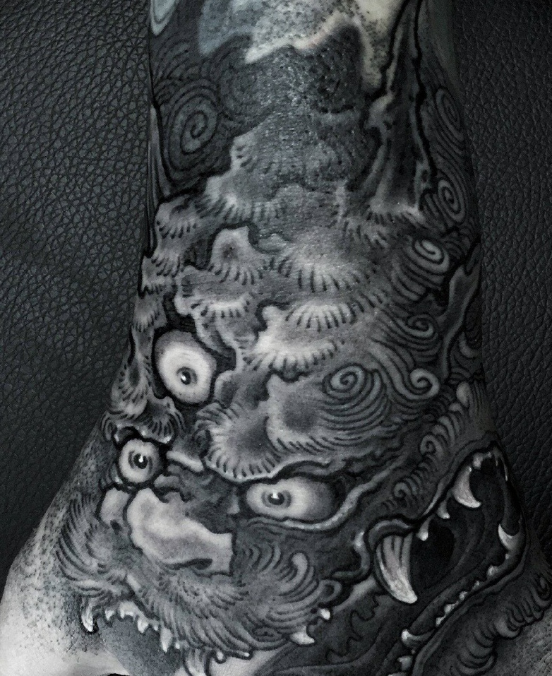 手背遮盖满的黑白唐狮纹身图案