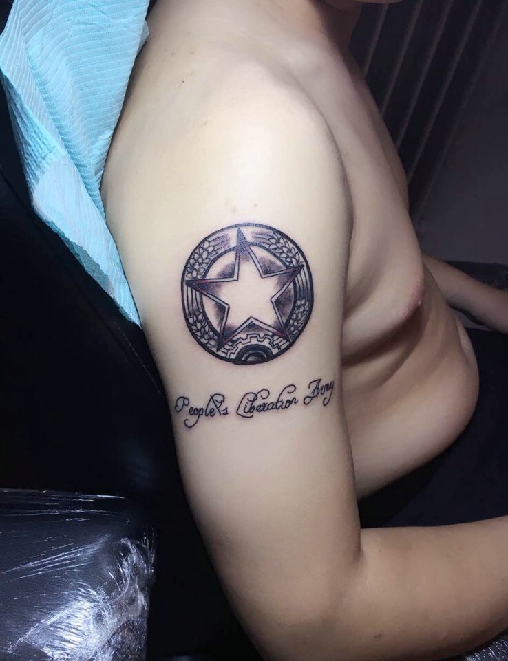 简单英文与五角星一起的手臂纹身图案