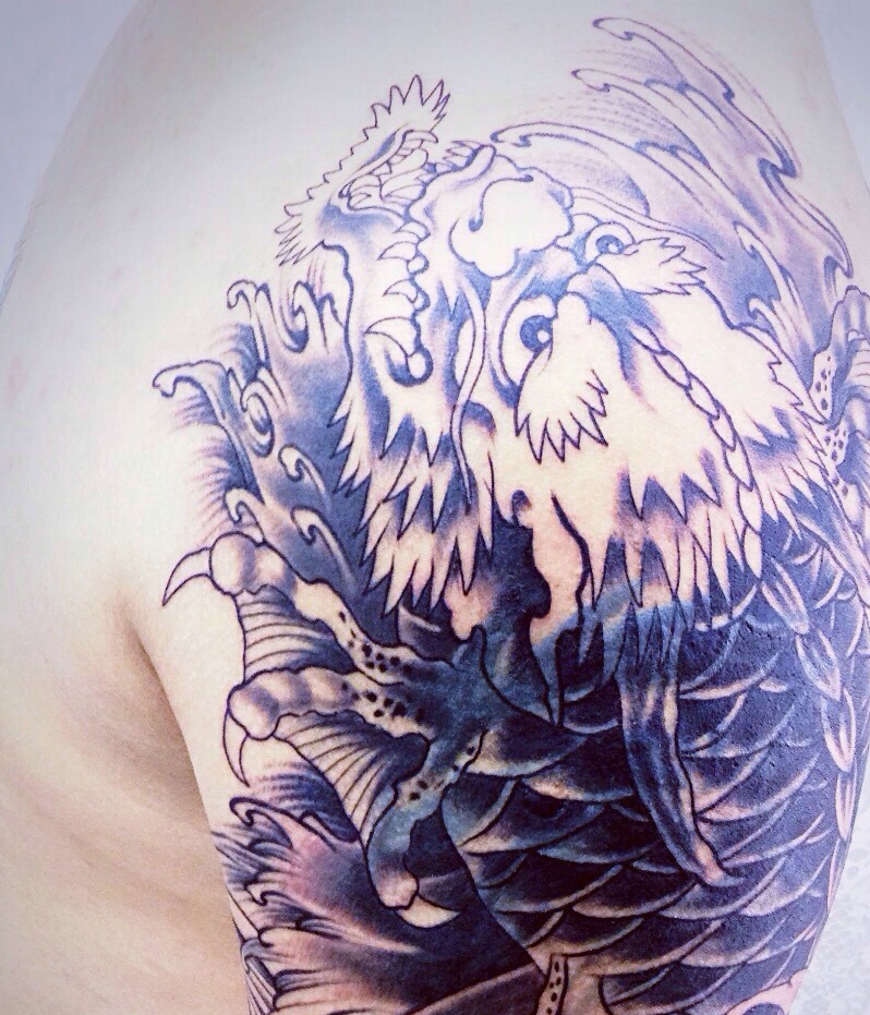 老传统经典十足的大臂黑白邪龙纹身图案