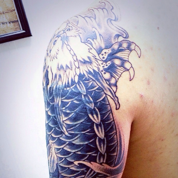 老传统经典十足的大臂黑白邪龙纹身图案