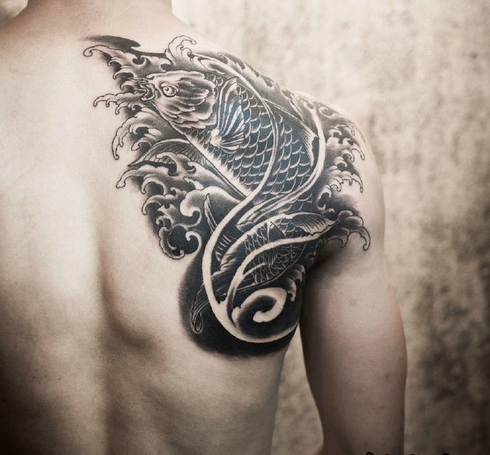 遮盖后背一小部分的黑白鲤鱼纹身图案