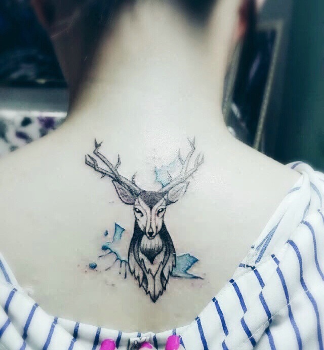 可爱动人的脊椎部小鹿纹身图案
