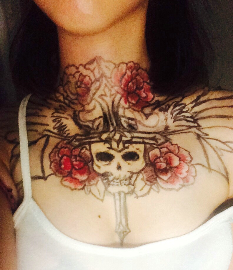 女生脖子下的水彩十字架骷髅纹身图案