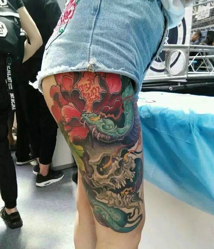 五彩缤纷的臀部个性骷髅纹身图案