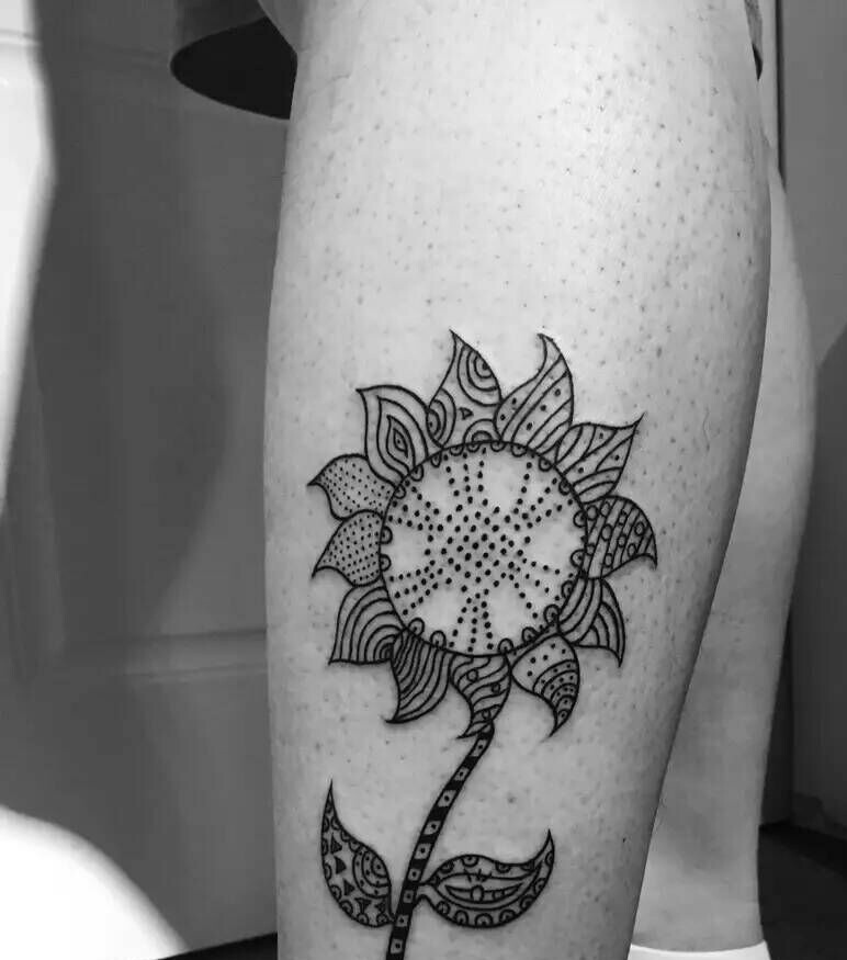 落在腿部的黑白向日葵纹身图案