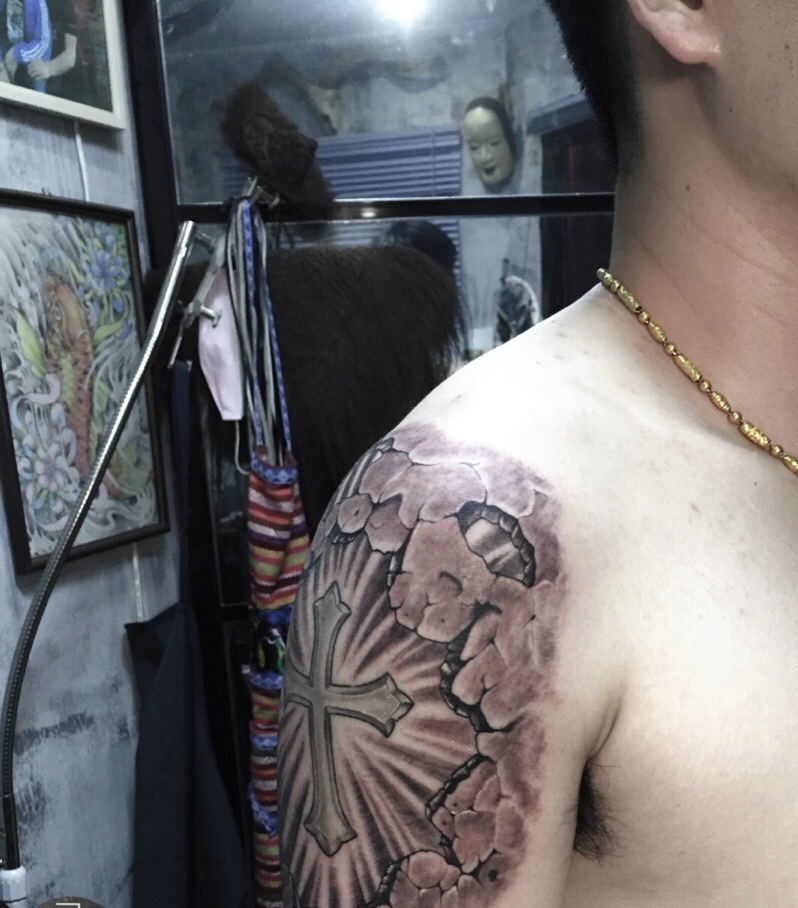 大臂非常霸气的十字架纹身图案