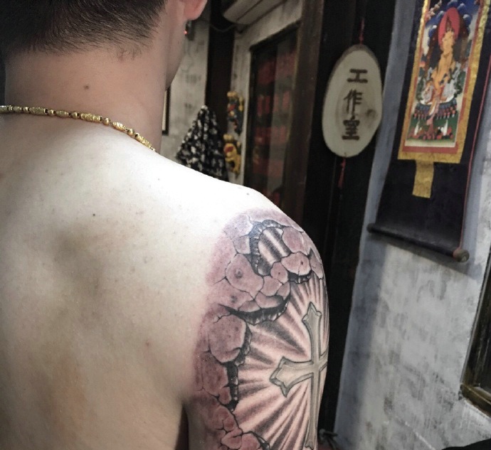 大臂非常霸气的十字架纹身图案