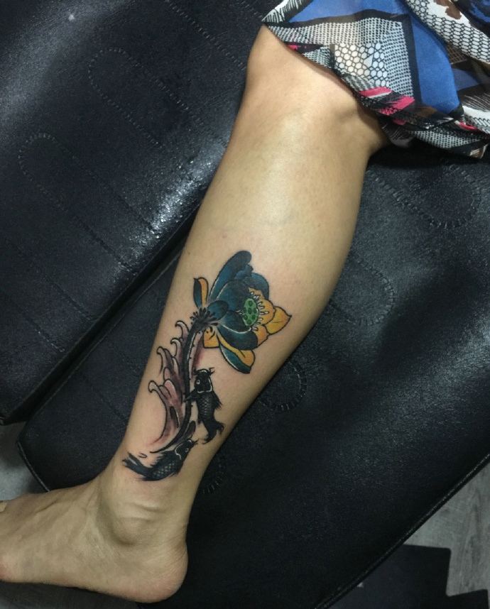 为美女打造的莲花以鱼纹身刺青