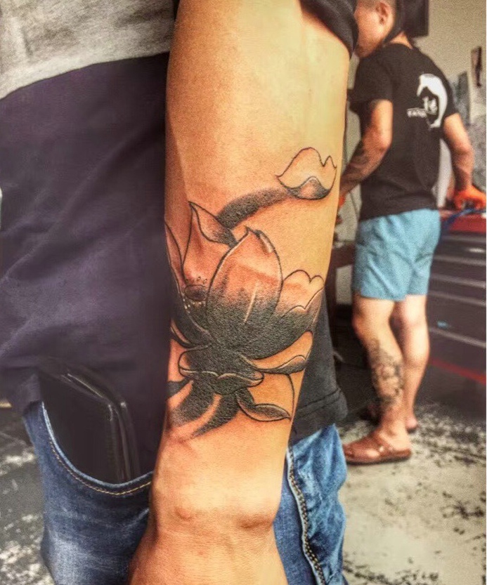 手臂盛开着的黑灰莲花纹身图案