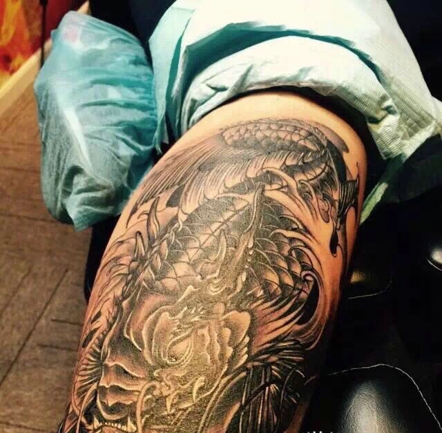 包腿部黑白传统大鲤鱼纹身图案