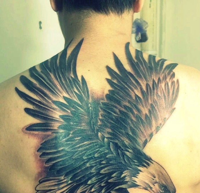 后背精神抖爽的3d老鹰纹身图案