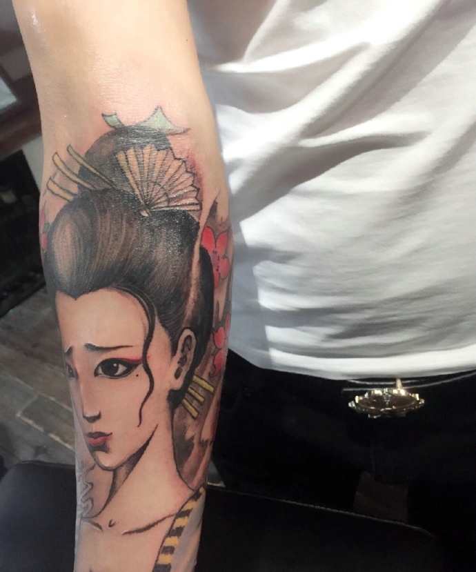 一枚精致漂亮的手臂花妓纹身图案
