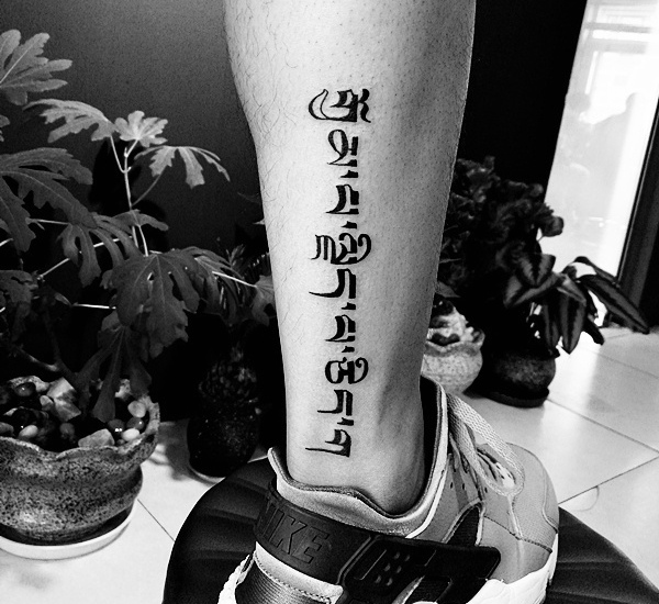 小腿外侧简单个性的梵文纹身图案