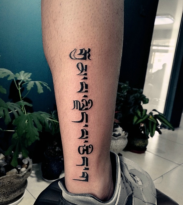 小腿外侧简单个性的梵文纹身图案