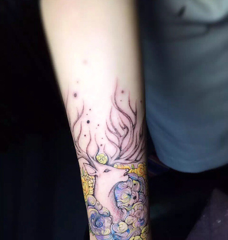 心情大好的手臂彩色小鹿纹身图案