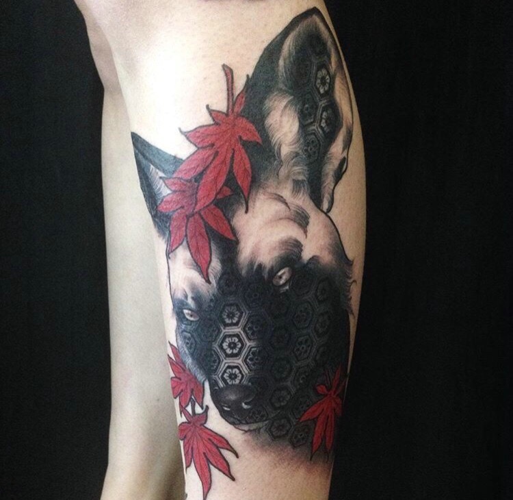 小腿部非常惊人的黑色动物纹身图案