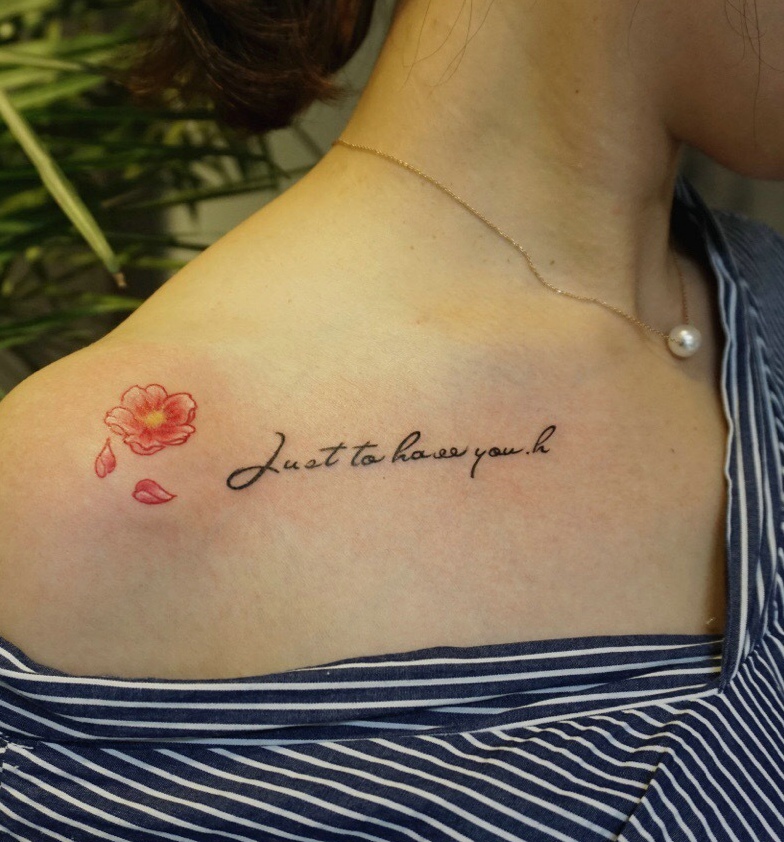 锁骨下的英文与小樱花一起的纹身刺青