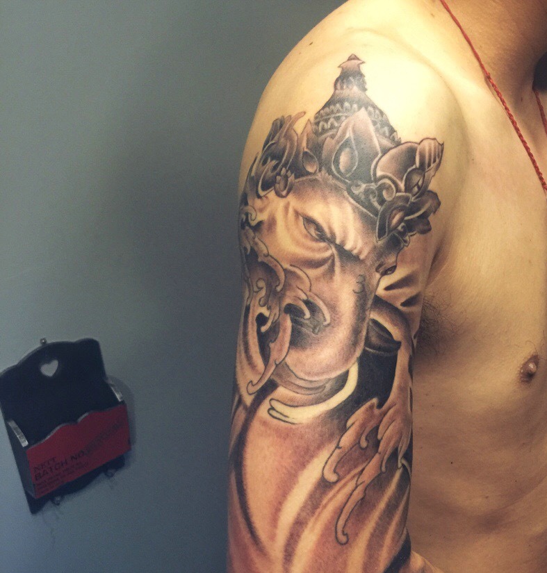 手臂黑灰象神纹身图案十分有趣