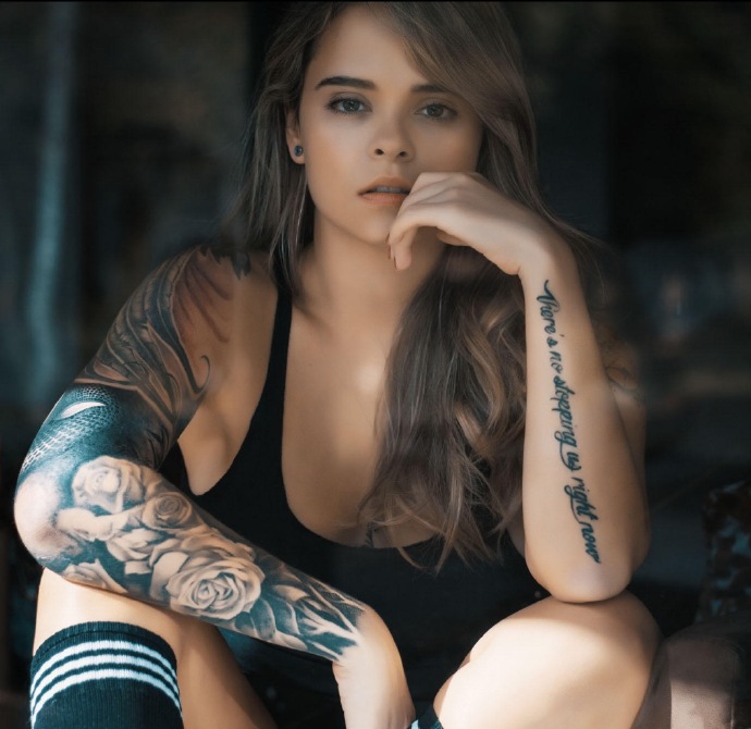 一组欧美女孩的个性花臂纹身图案