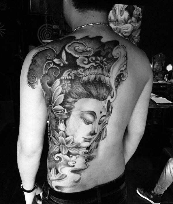 一款半背观音纹身图案信心满满