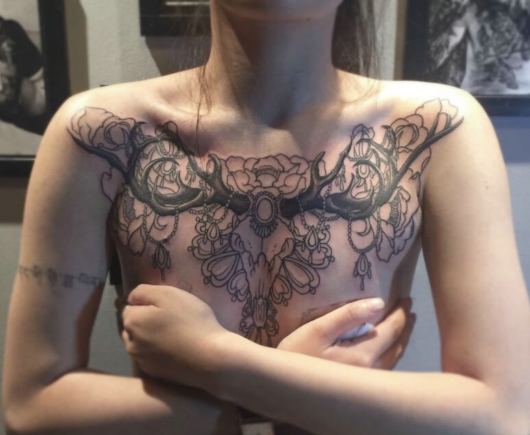 性感女孩胸前简陋的鹿头纹身图案