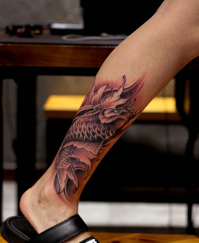 包小腿青春具有活力的鲤鱼纹身图案