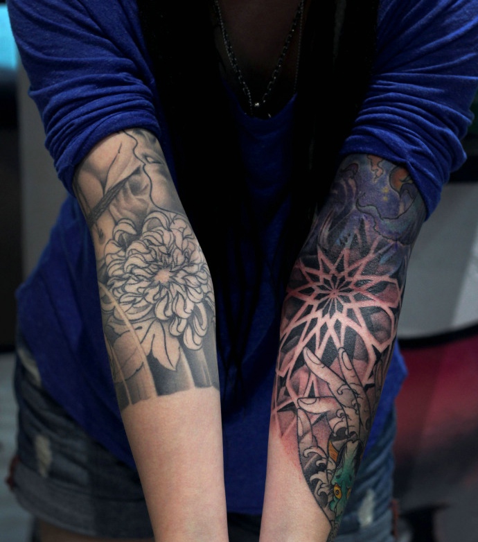 个性独特的双手臂图腾纹身刺青