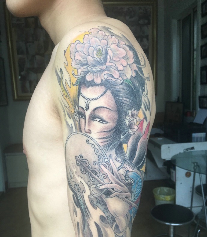 精致典型的手臂传统花旦纹身刺青