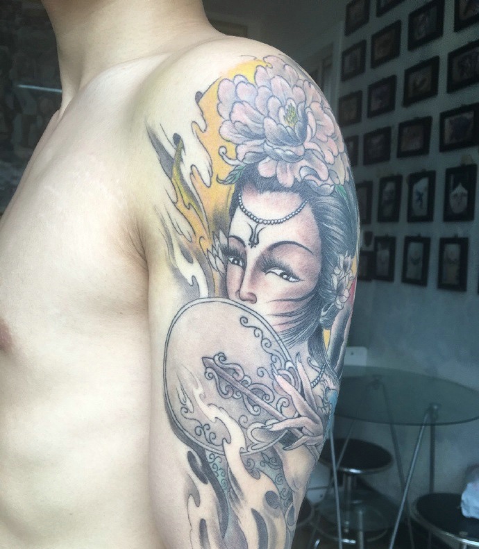 精致典型的手臂传统花旦纹身刺青