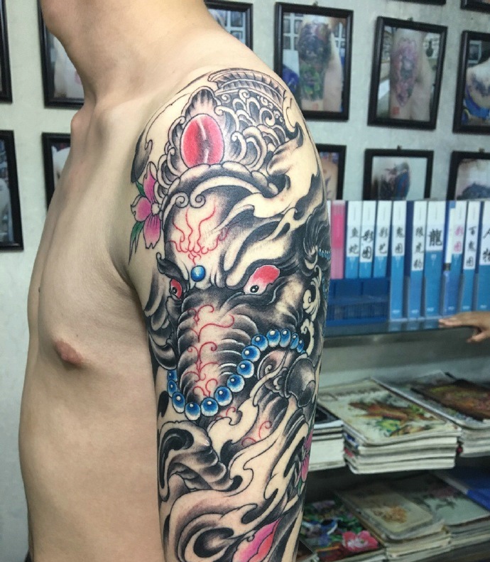 人人都喜爱的花臂打象神纹身图案