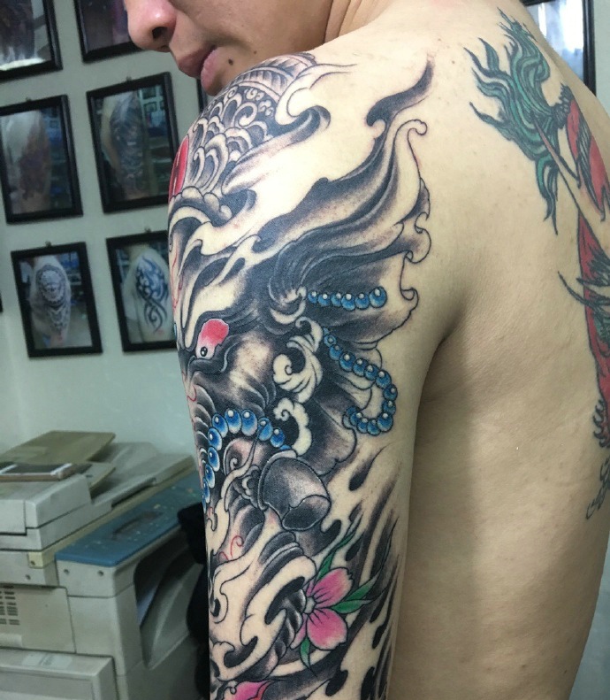 人人都喜爱的花臂打象神纹身图案