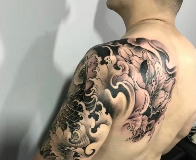 魅力十足的大臂黑白鲤鱼纹身图案