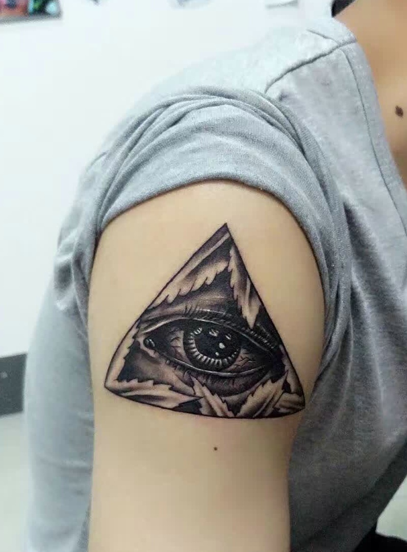 手臂上帝之眼纹身图案尽显个性
