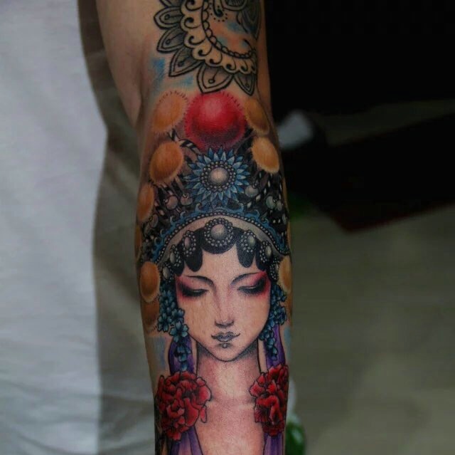 老传统清晰的手臂花旦纹身刺青