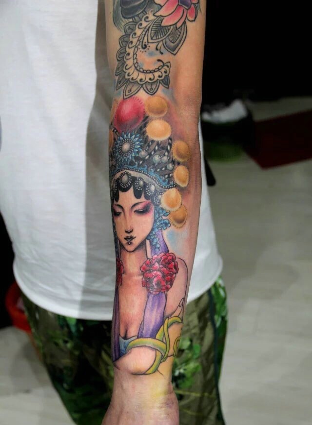 老传统清晰的手臂花旦纹身刺青