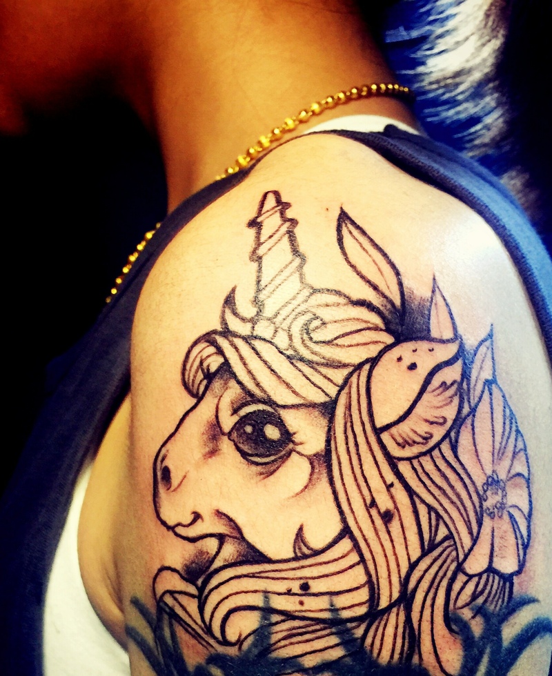 大臂个性大眼可爱的动物纹身图案