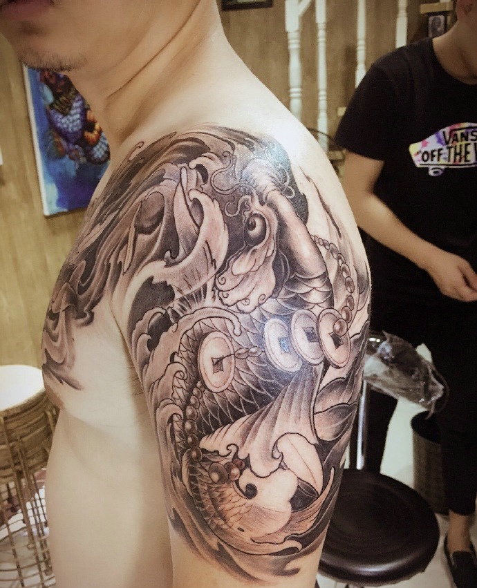 莲花与鲤鱼结合的黑白半甲纹身图案