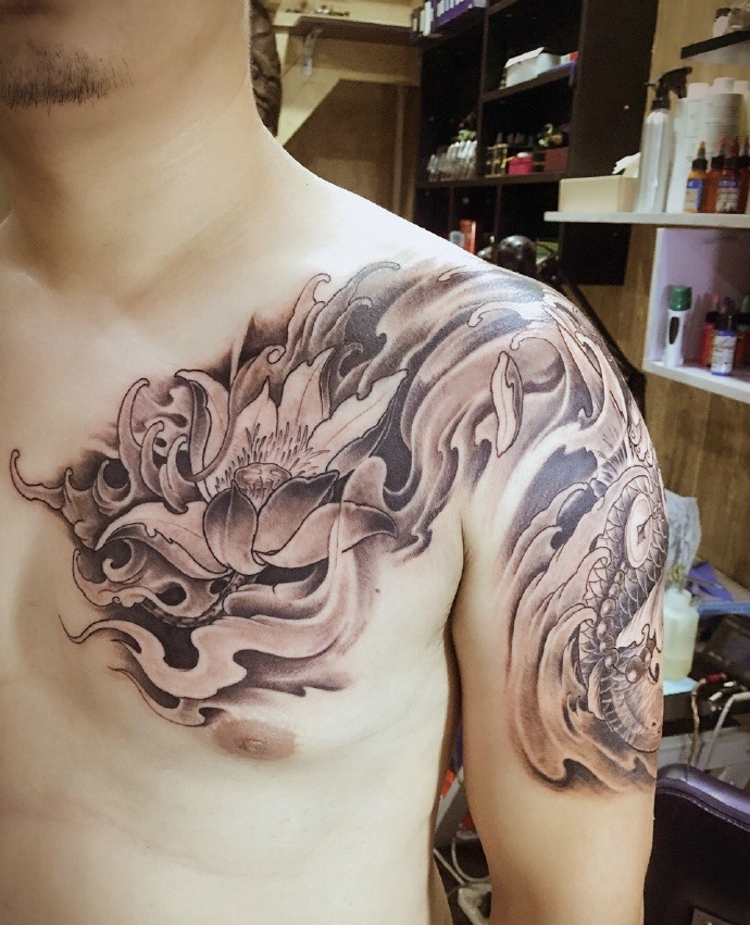 莲花与鲤鱼结合的黑白半甲纹身图案